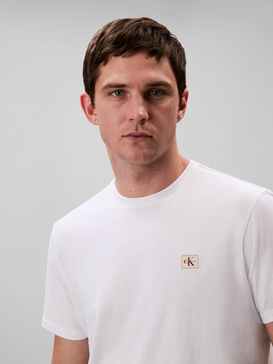 CALVIN KLEIN JEANS<br>Camiseta com etiqueta com o logotipo