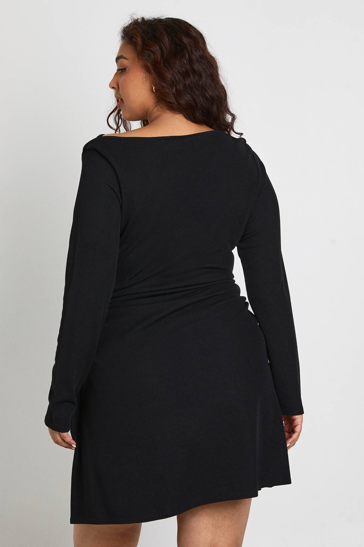 boohoo Robe Courte Froncée À Manches Longues Grande Taille