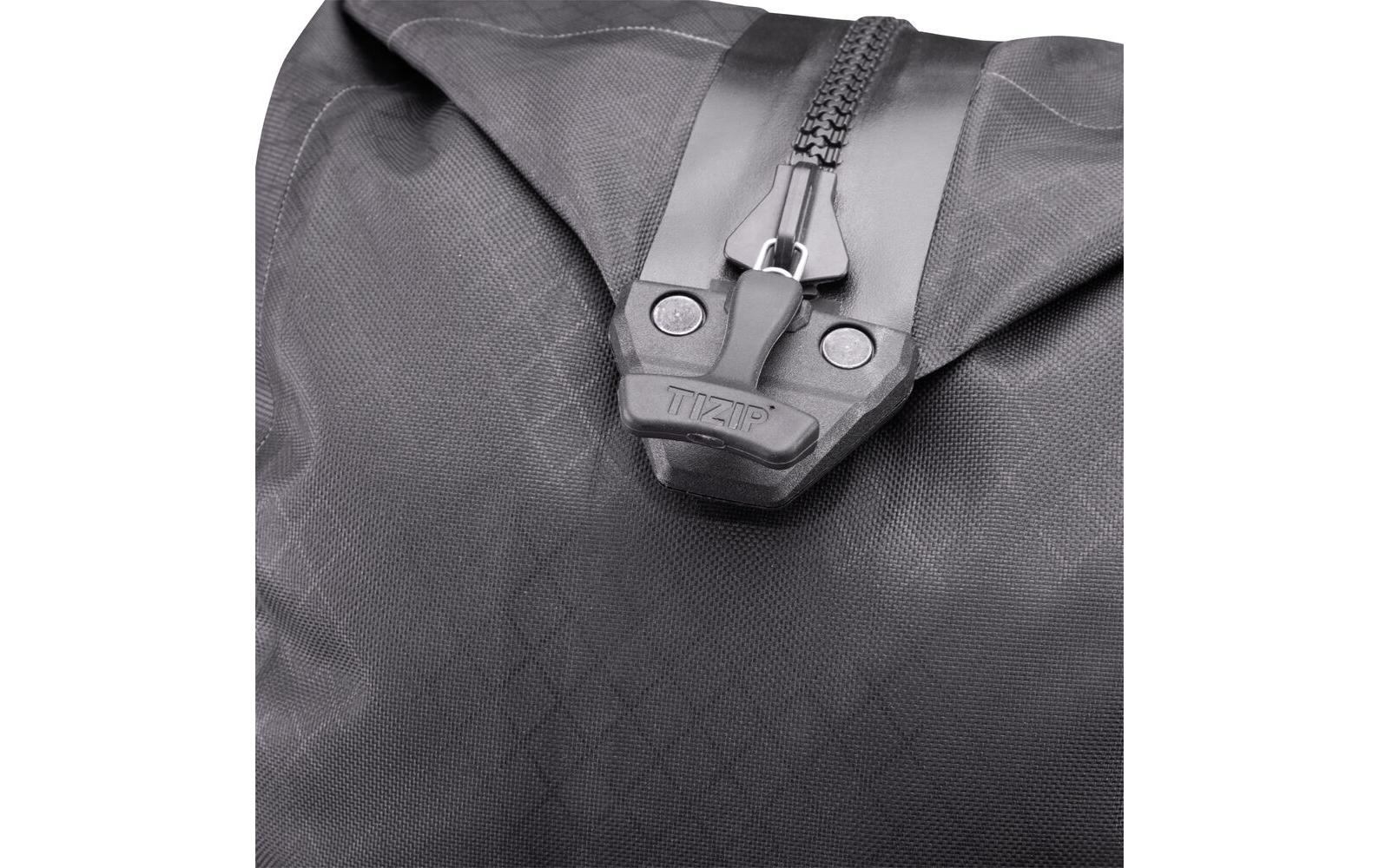 Duffle Bag Atrack Metrosphere 34L, Black embossed<br>Modischer Rucksack für Reise und Kurztrips