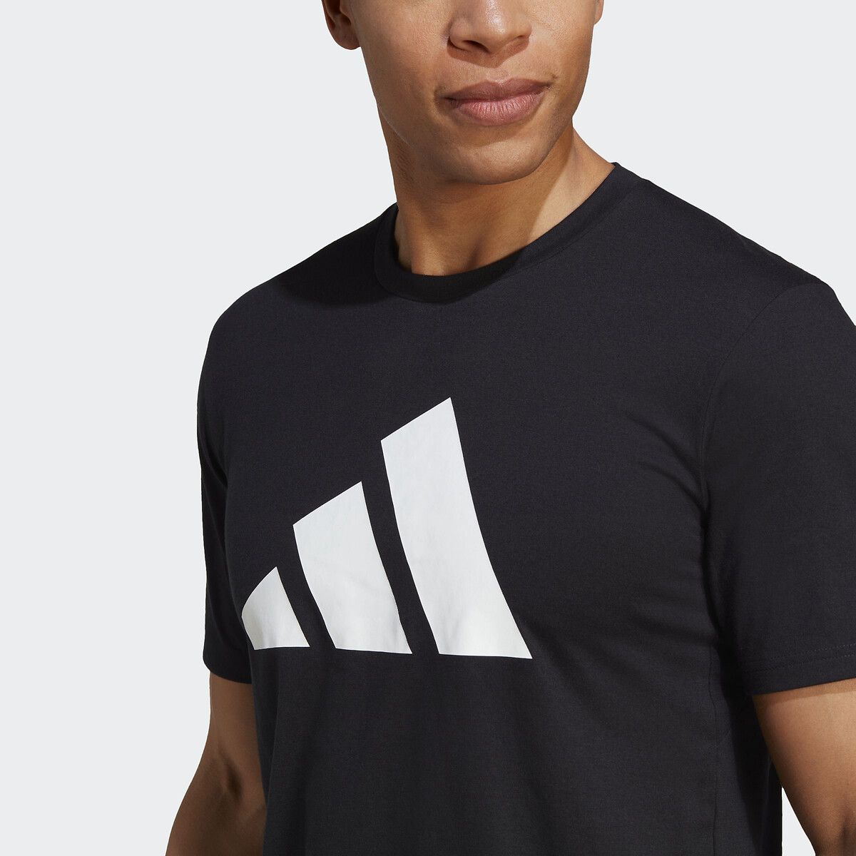 Camiseta adidas Performance com gola redonda e mangas curtas