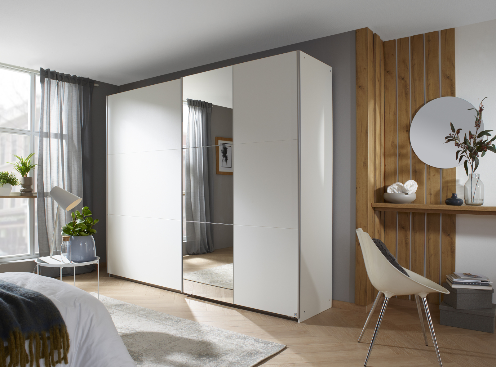Schwebetürenschrank - alpinweiß - mit Spiegel - 261 cm breit
