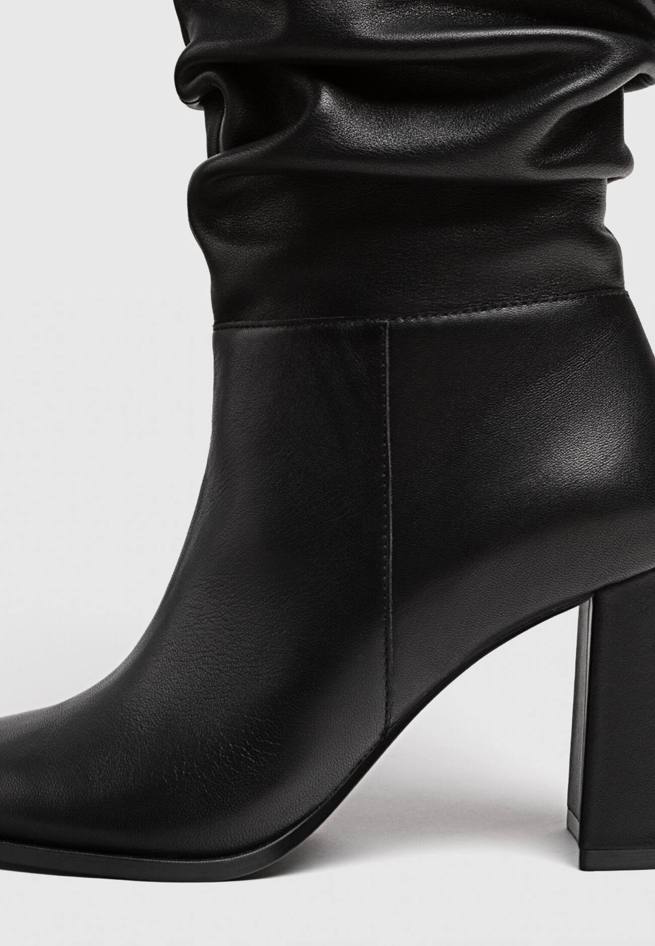 Botas de couro folgadas com salto alto