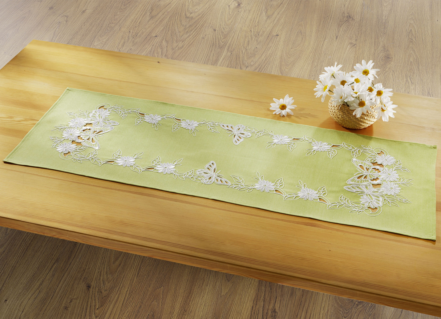 Tisch- und Raumdekoration mit gestickten Schmetterlingen und Blumen