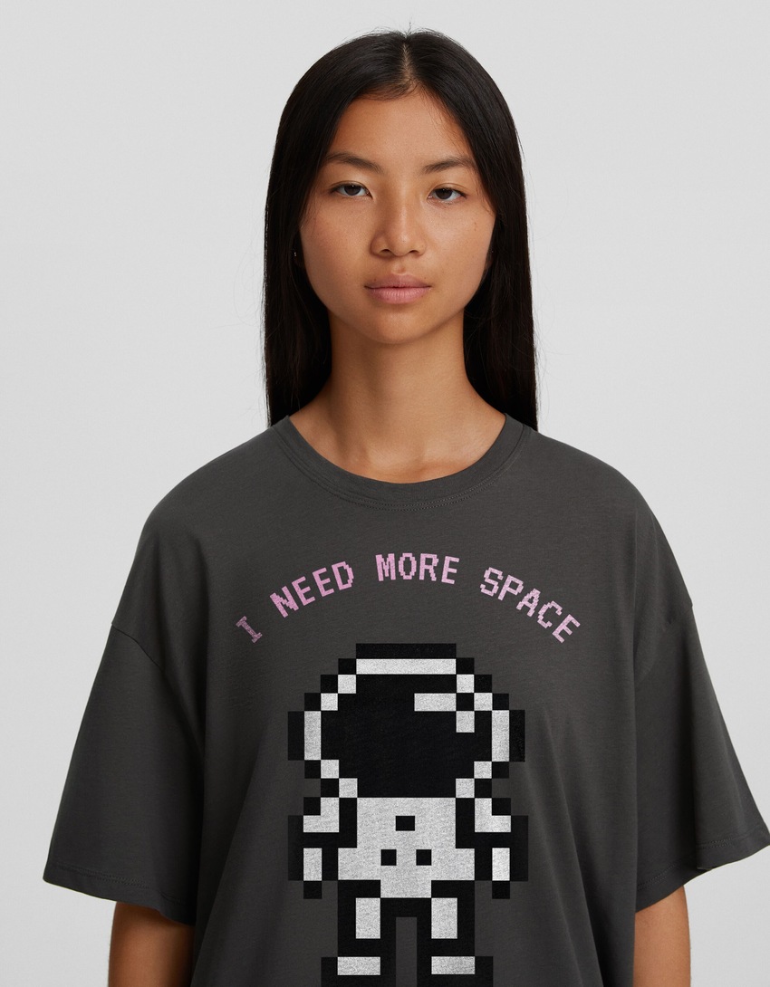 Camiseta oversized da moda com mangas curtas e estampa.