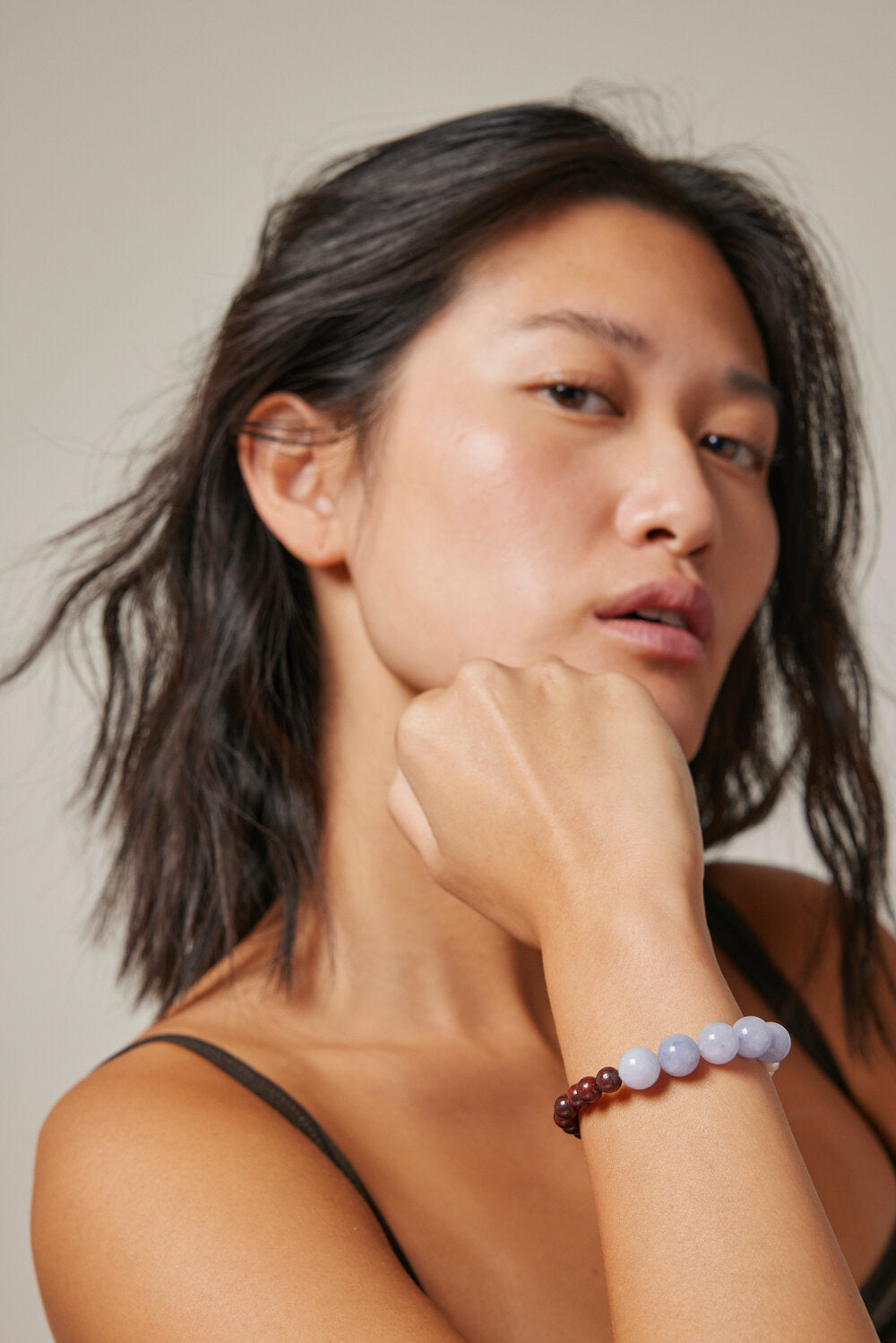 ENAMEL Copenhagen  Marli armbånd - perler, lysegrå & brun
