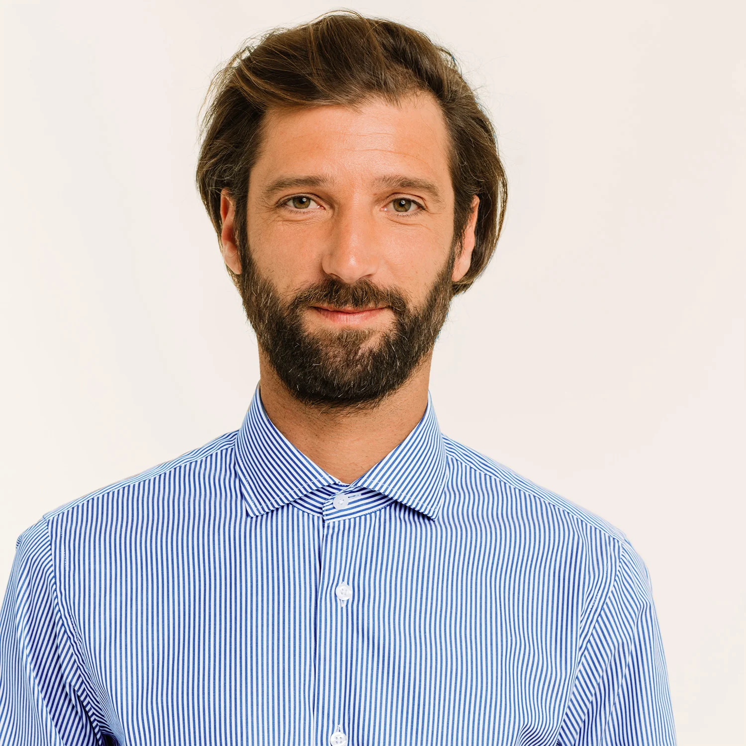 Fitted shirt in double-twisted poplin with dark blue stripes