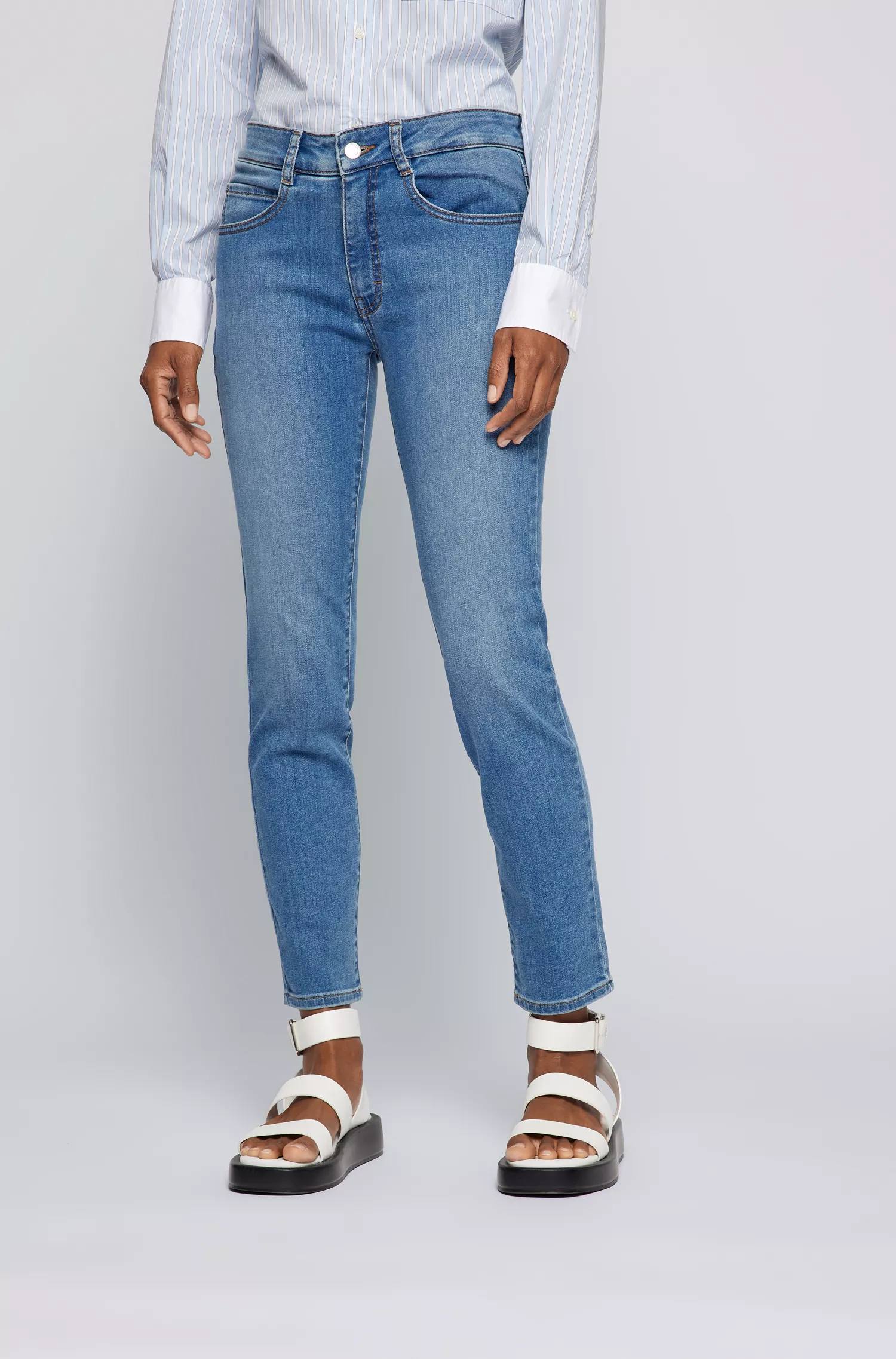 Calça jeans BOSS preta, corte slim, em denim superelástico azul vibrante.