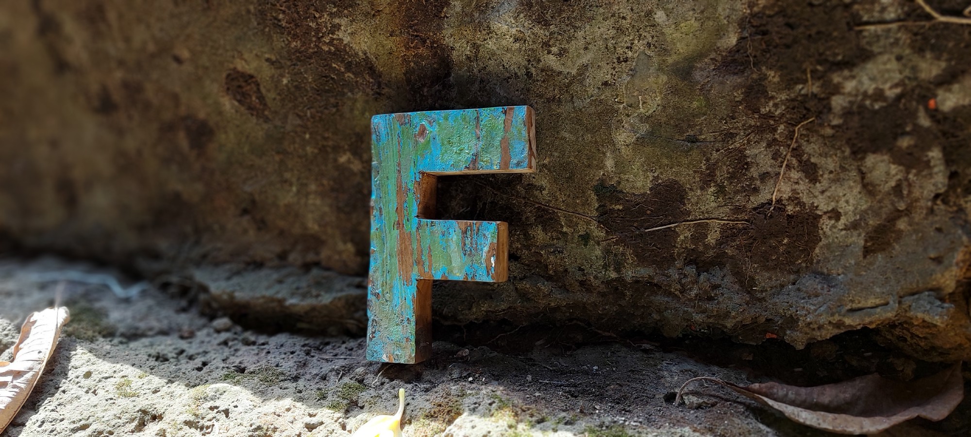 Holzbuchstabe 'F', mehrfarbig, T 2,5 cm, B 13 cm, H 19 cm von fischer's lagerhaus