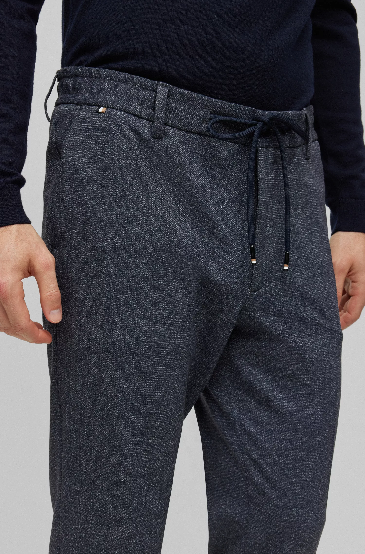 Calça BOSS preta de corte regular em malha elástica com estampa macro