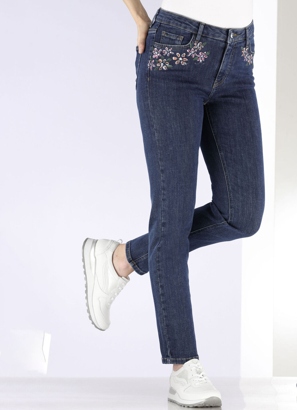 Jeans mit handbemalten, floralen Motiven