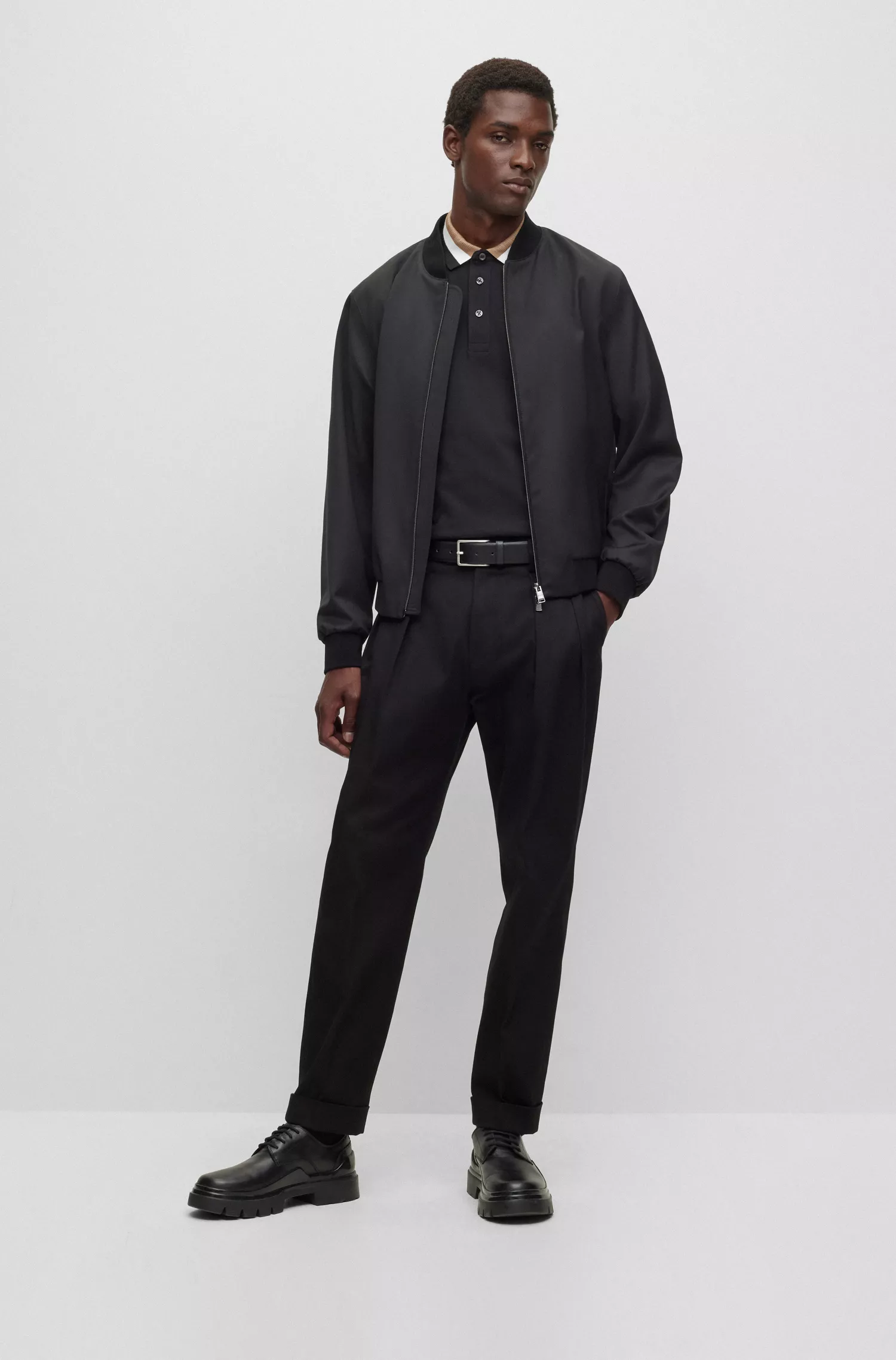 Camisa polo BOSS preta em algodão mercerizado com gola listrada exclusiva.