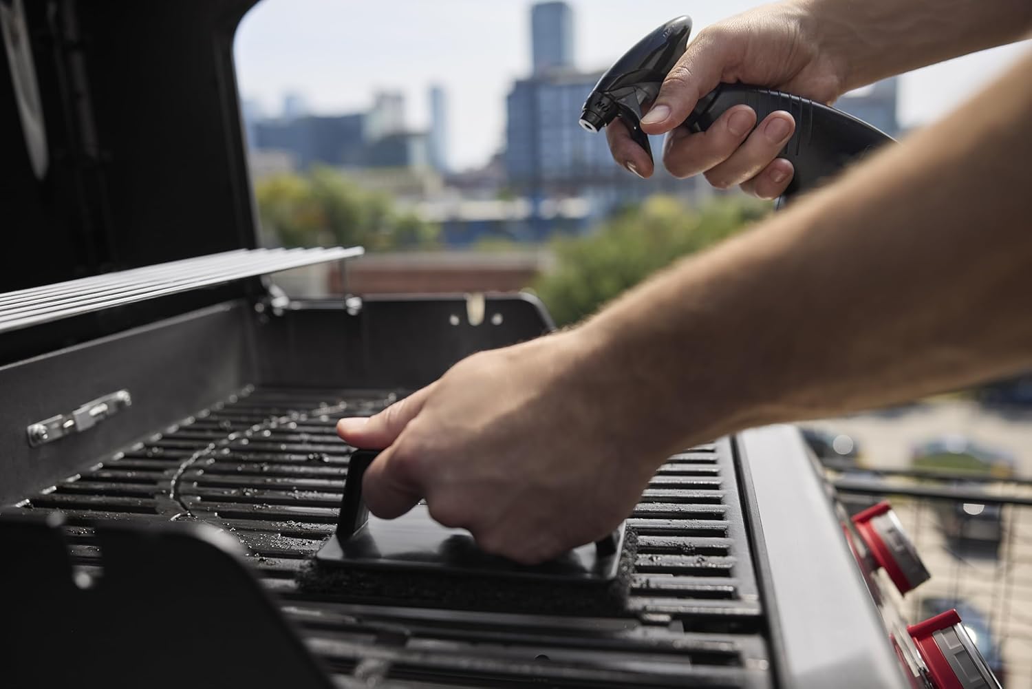 Weber Spirit E-310 Gasgrill / 3 Brenner, Snap-Jet Zündung, Robuste Räder und Warmhalterost, 51 x 46 cm Grillfläche, Kompatibel mit Weber Works Seitenablagen, Schwarz/Silber