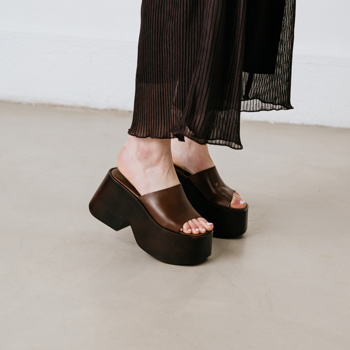 Mules à plateformes et bouts carrés  en cuir marron