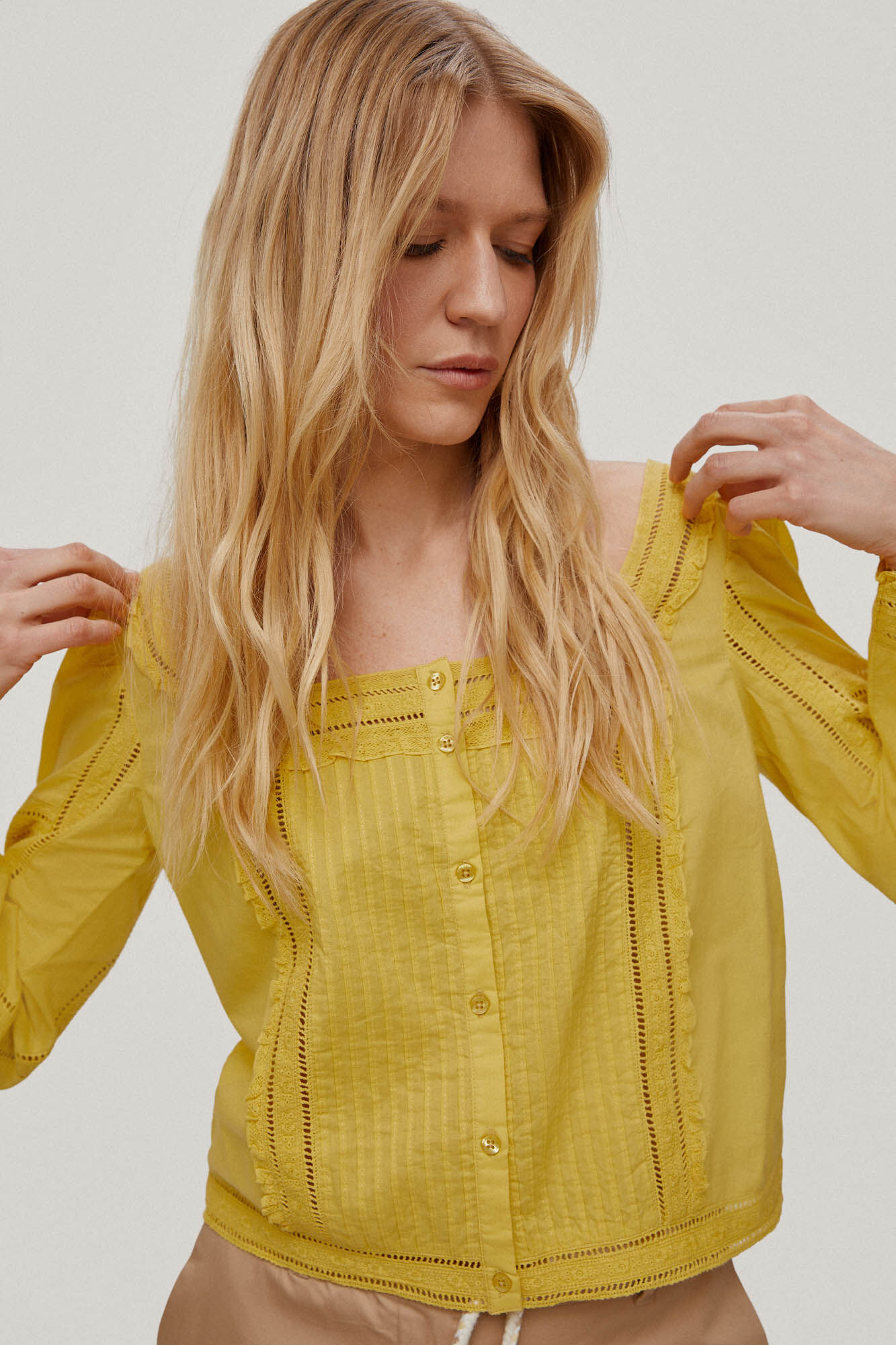 Blusa com detalhes em renda e pregas. - Amarela