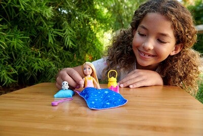 Barbie Camping Chelsea Motedukke, Blond