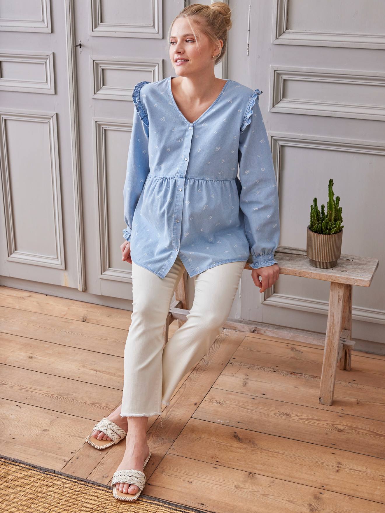 Blusa com efeito jeans e estampa floral, ideal para gestantes e lactantes, com detalhe em pedraria dupla.