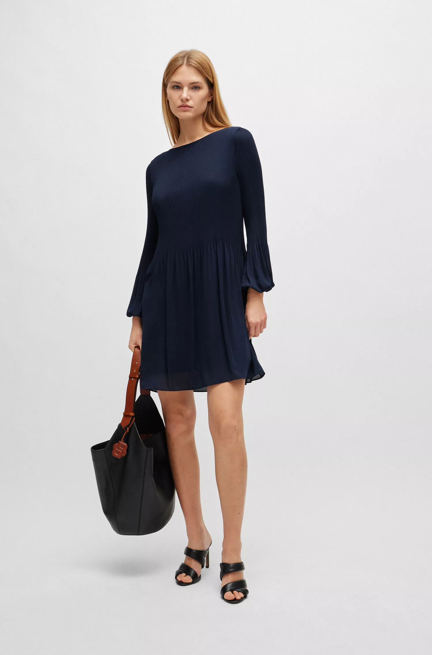 Vestido preto BOSS de corte regular com mangas compridas e saia plissada.