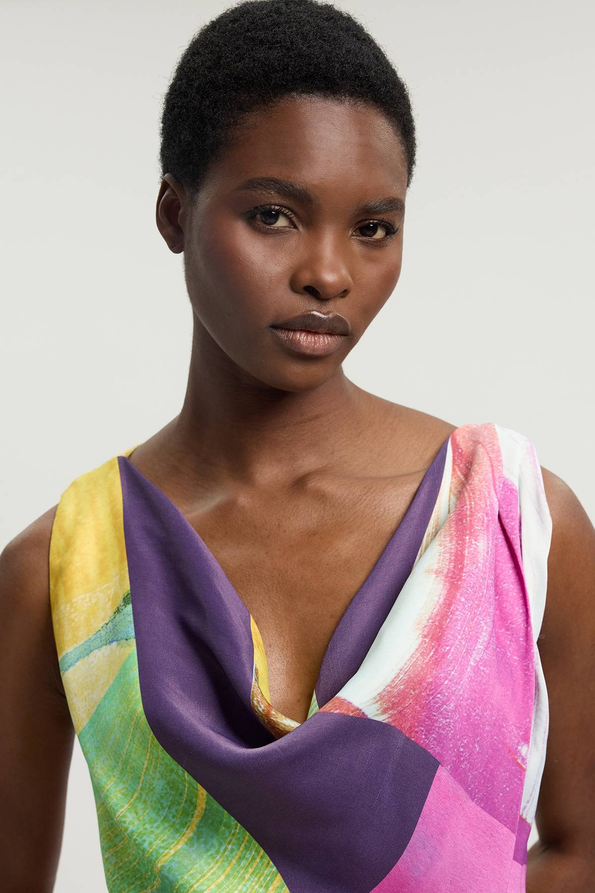 KarenMillen Robe Midi En Viscose Satinée À Imprimé Abstrait Rose Avec Détail Torsadé À L'épaule