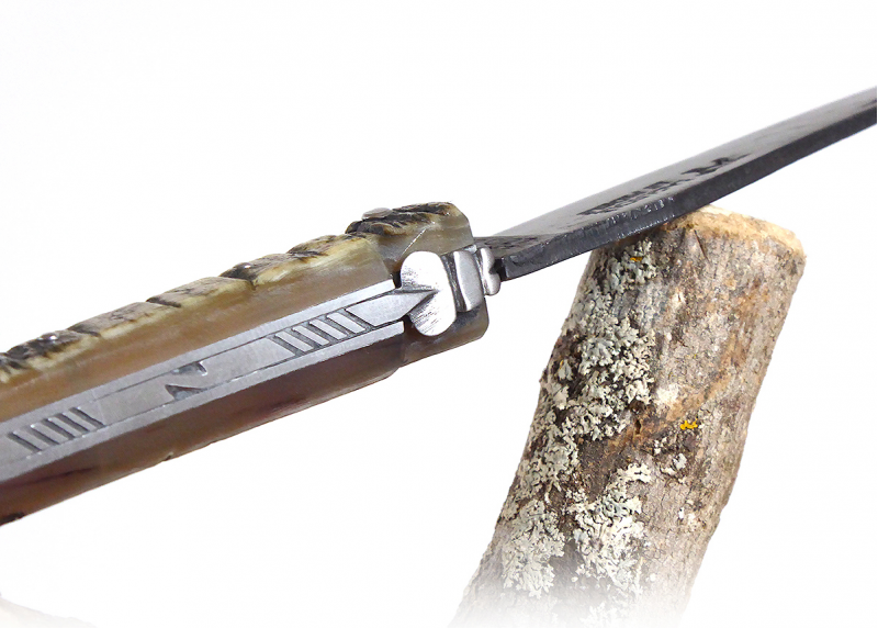 Couteau Laguiole avec un manche en Corne de bélier et lame brute