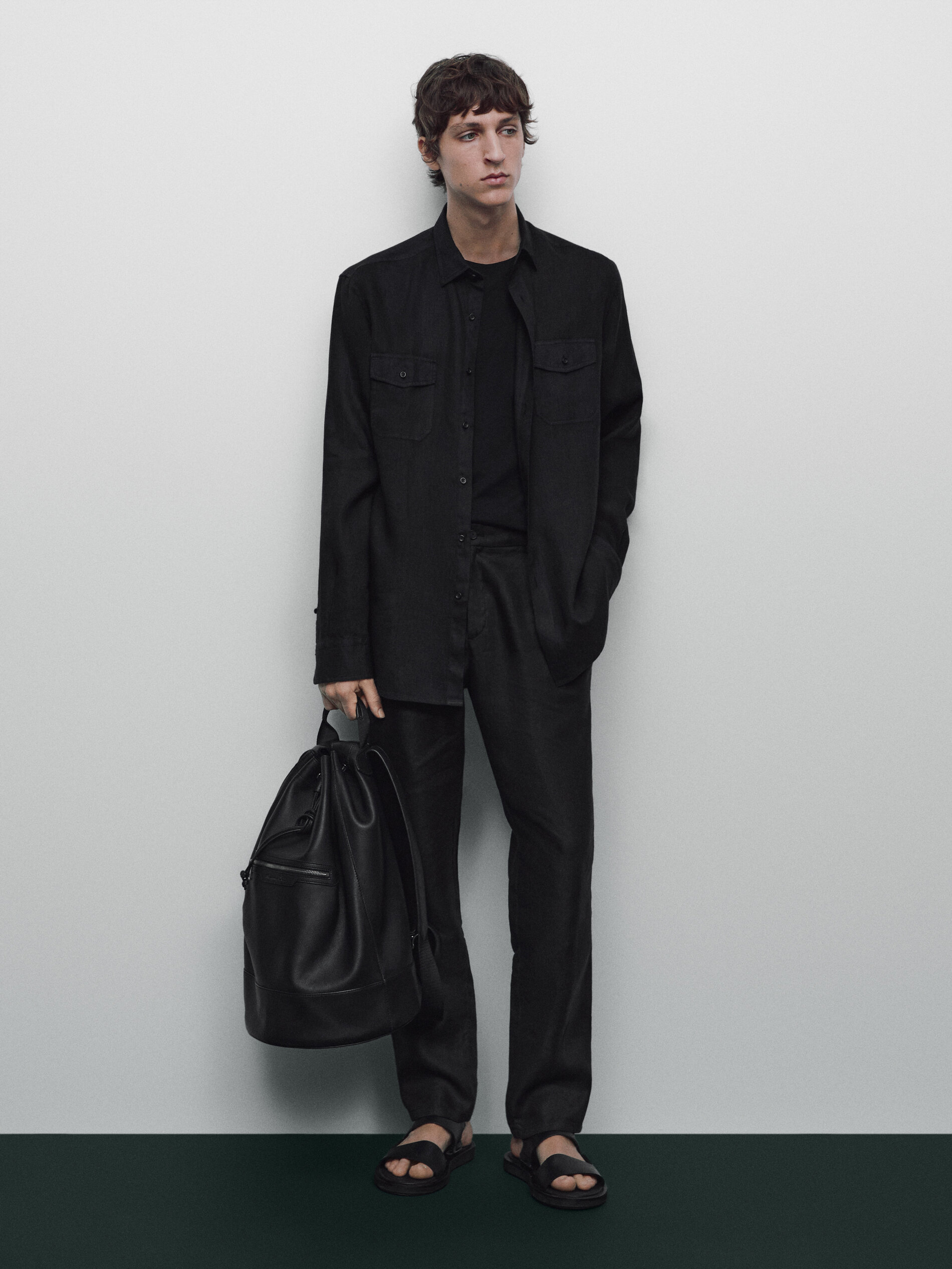 Camisa 100% linho com bolsos - PRETA