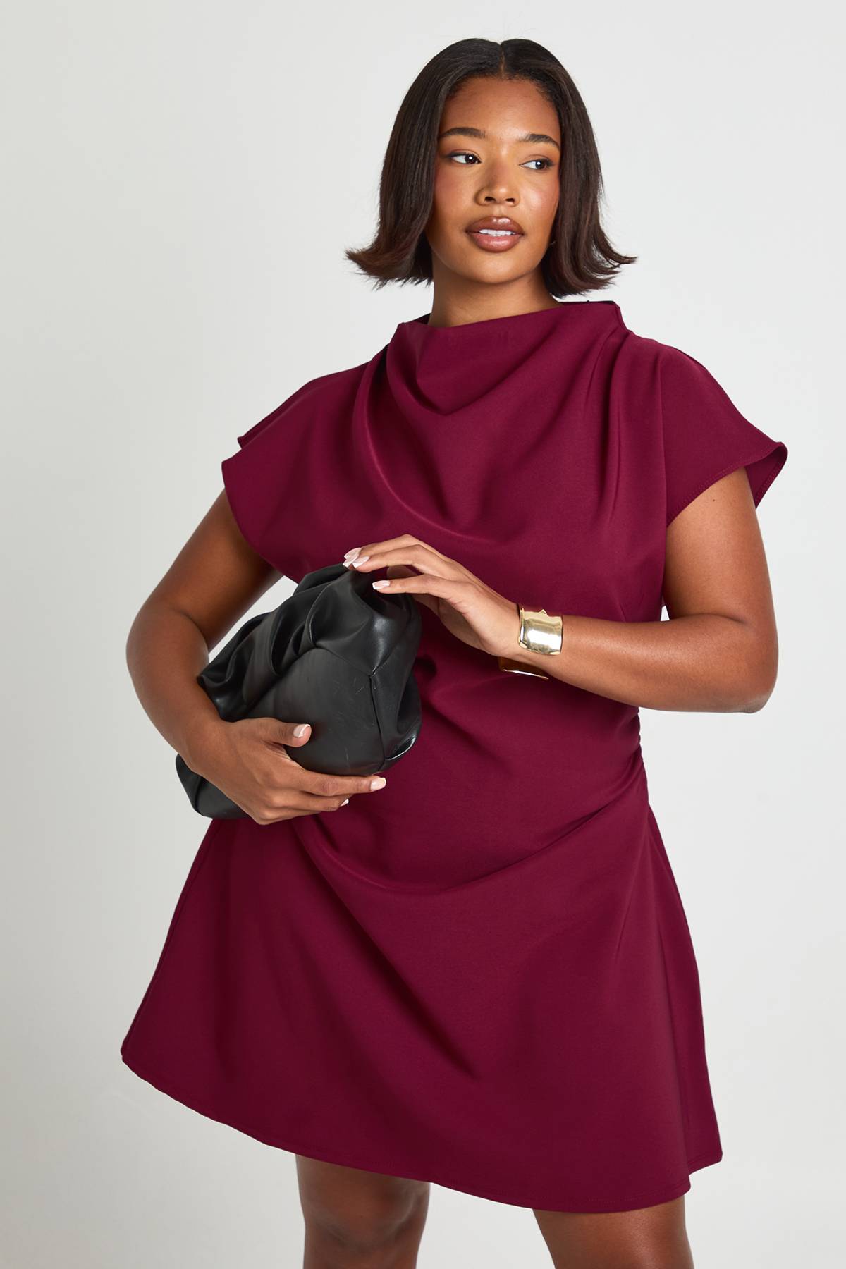 boohoo Robe chemise asymétrique ruchée à manches cap en taille plus