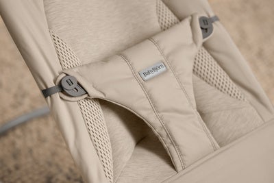 BabyBjörn Balance Soft Vippestol Tri-Fabric, Sandgrå