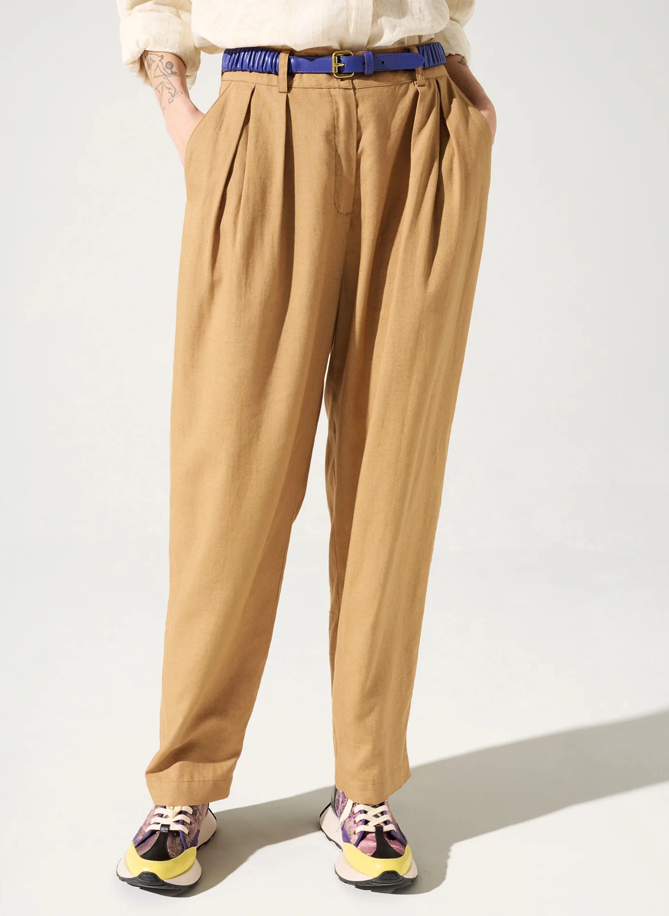 LOUKA - Pantalon carotte taille haute | Marron