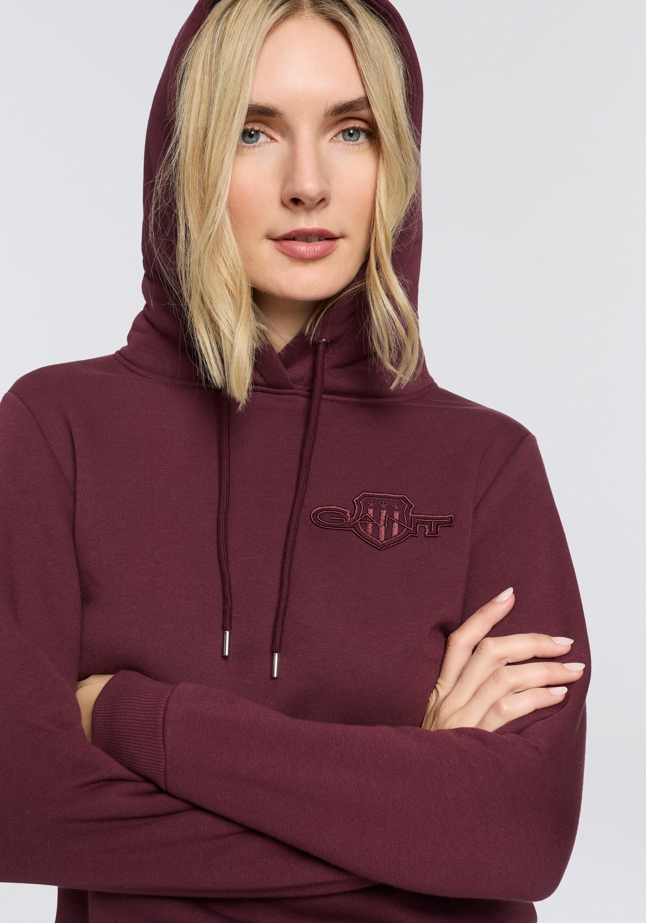 Gant Hoodie »REG TONAL SHIELD HOODIE«, Ton in Ton Stickerei, Rippbündchen