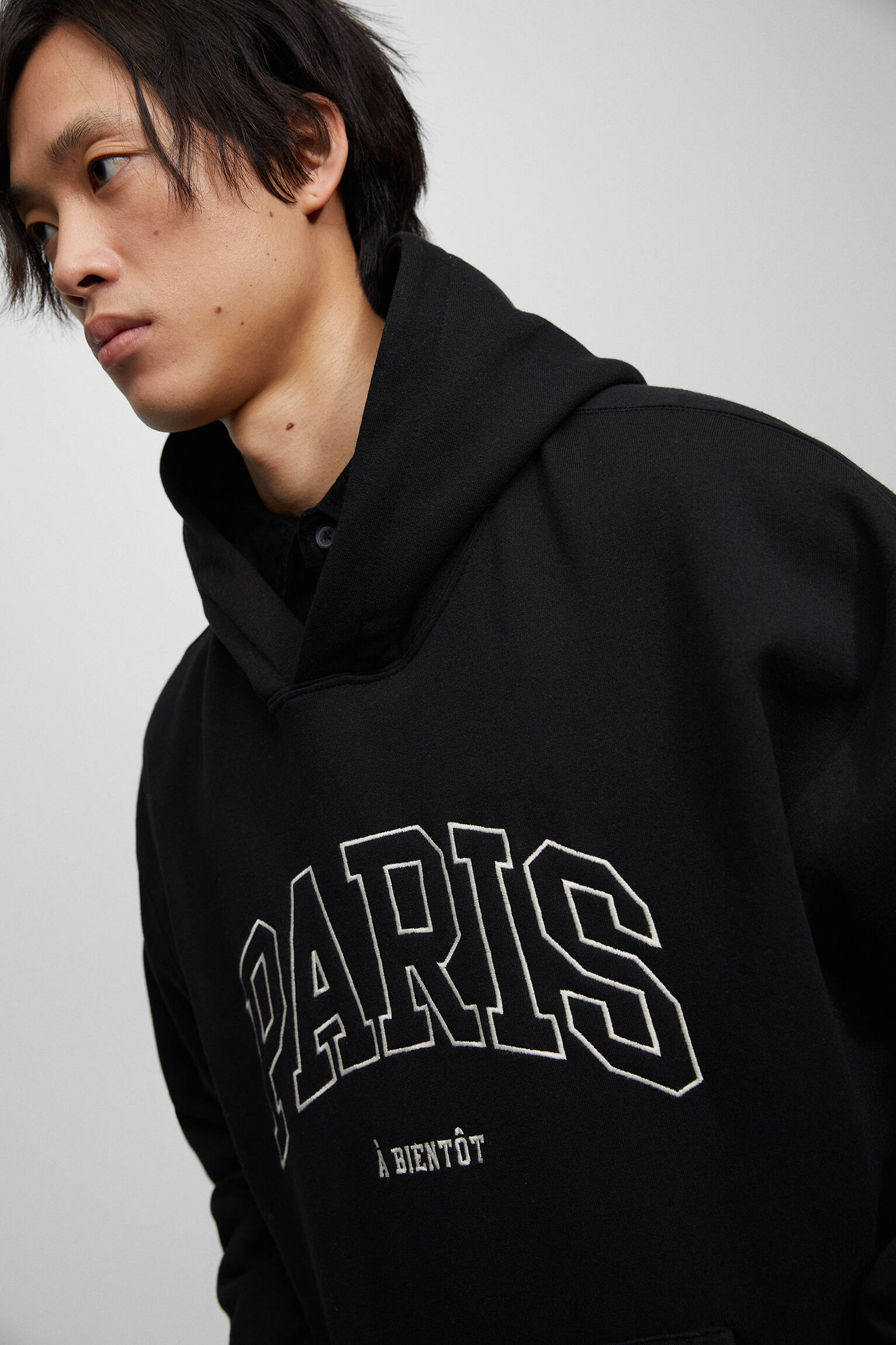 MOLETOM COM CAPUZ BORDADO PARIS - PRETO