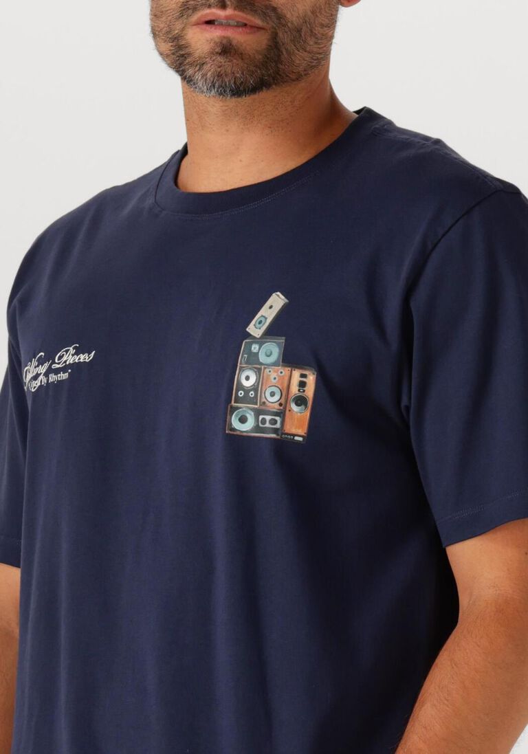donkerblauwe filling pieces t-shirt t-shirt speaker wall