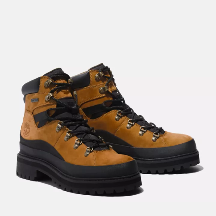 Bota masculina Vibram e Gore-Tex na cor amarela.