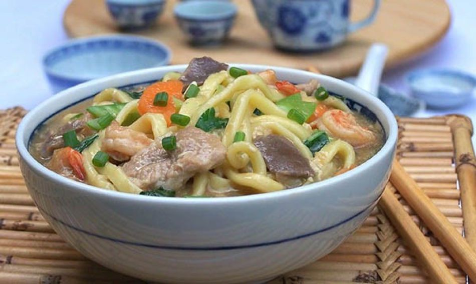 Lomi: Chinees-Filipijnse eiernoedelsoep