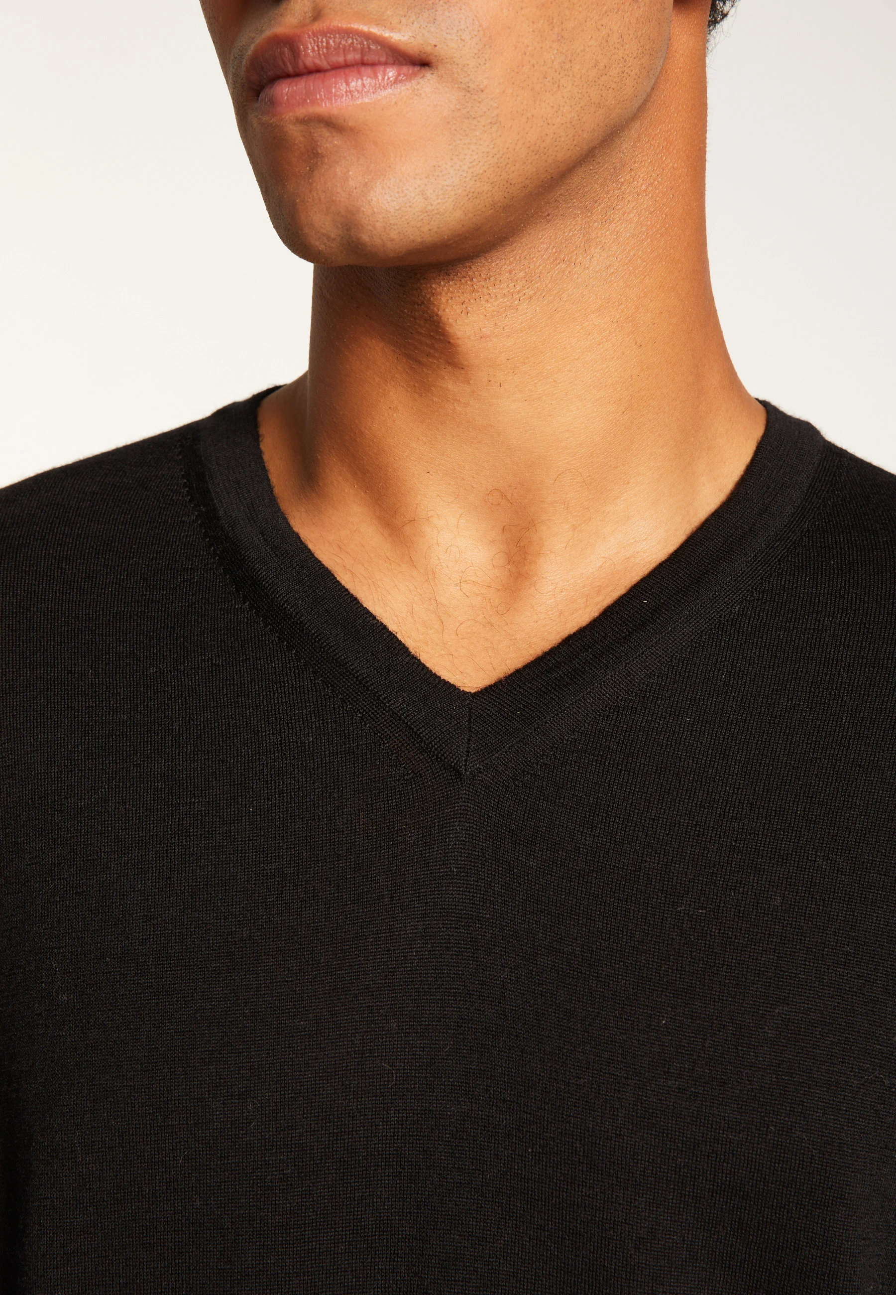 ELMOAH24 - Pull col v en laine mérinos | Noir
