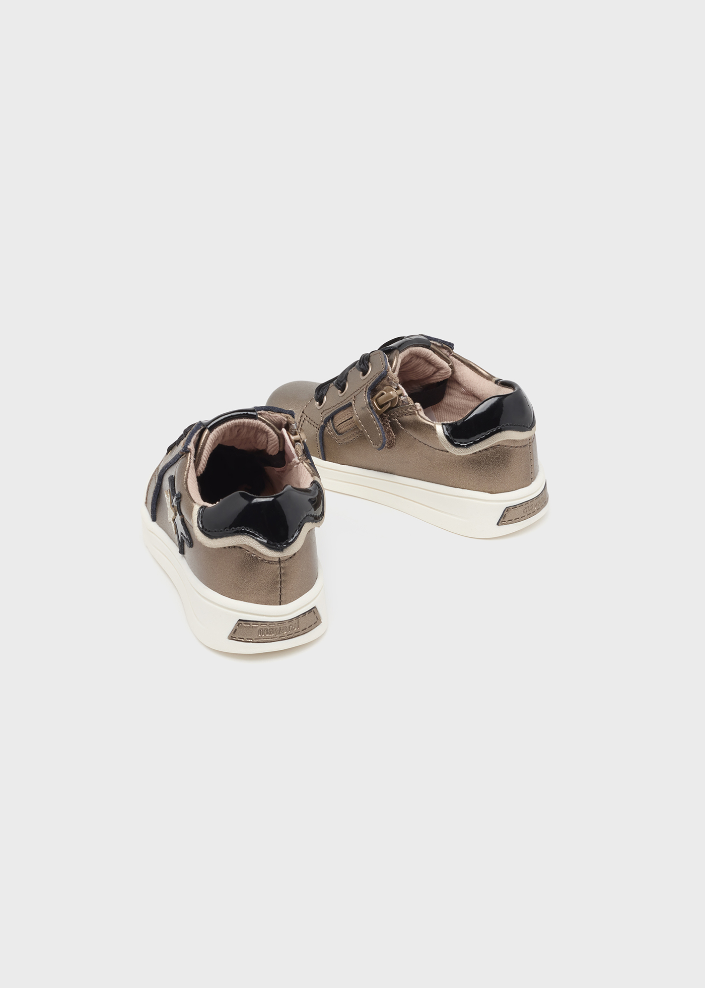 Sapatos esportivos de couro sustentável para bebês com cadarço