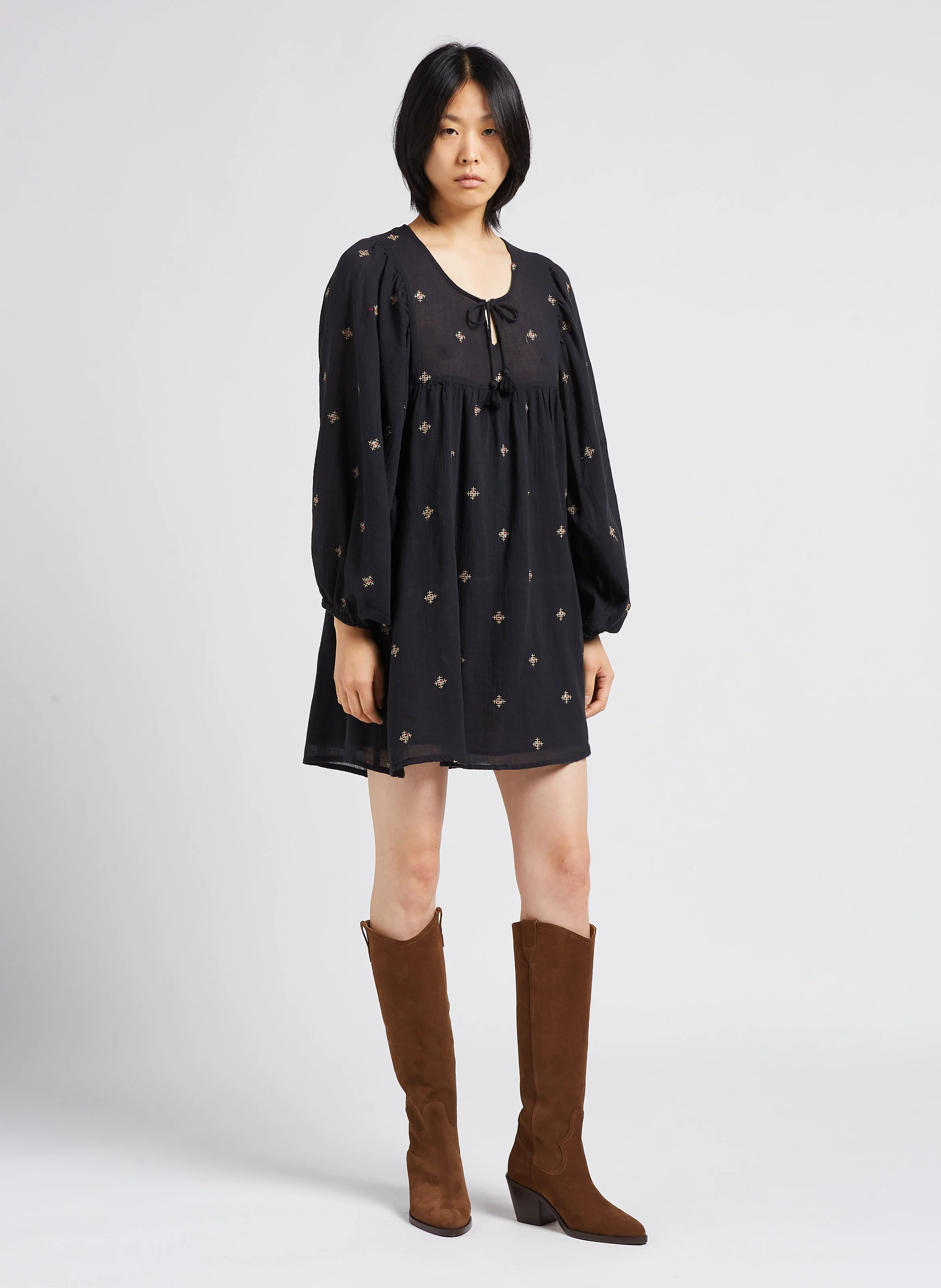 COLETTE - Robe courte col V à motifs brodés en coton | Noir