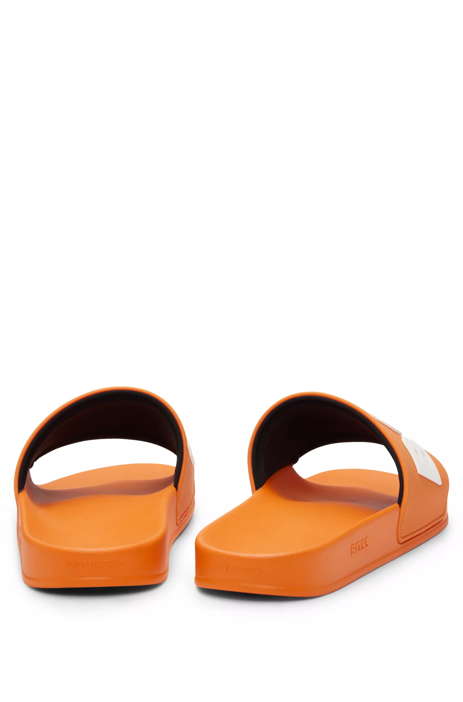 Chinelo BOSS preto, fabricado na Itália, com logotipo em relevo.