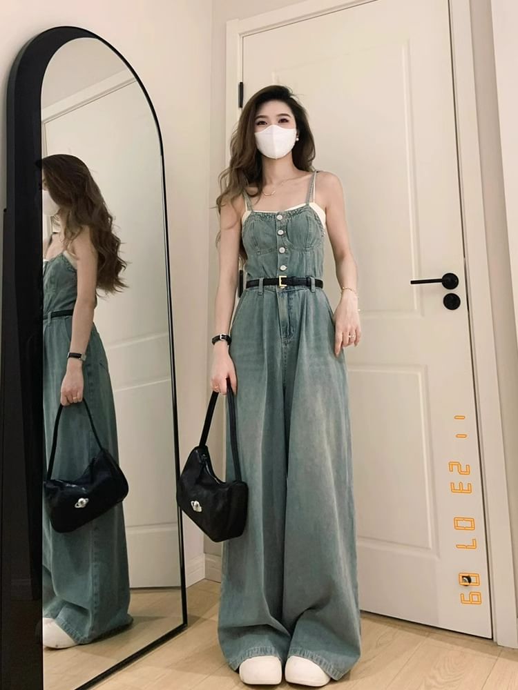 Yunhouse - Spaghettibandjes, gewassen knoopsluiting en wijde pijpen denim jumpsuit