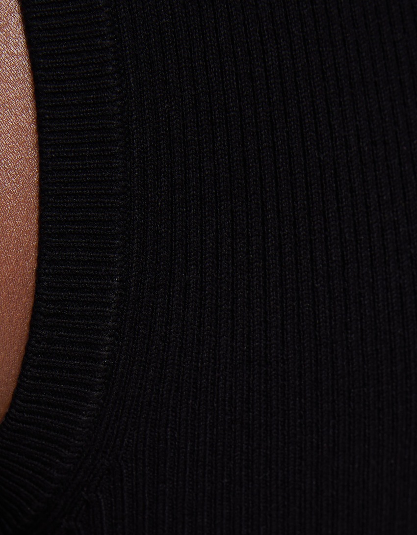 Blusa de malha sem mangas com franzidos e amarrações.