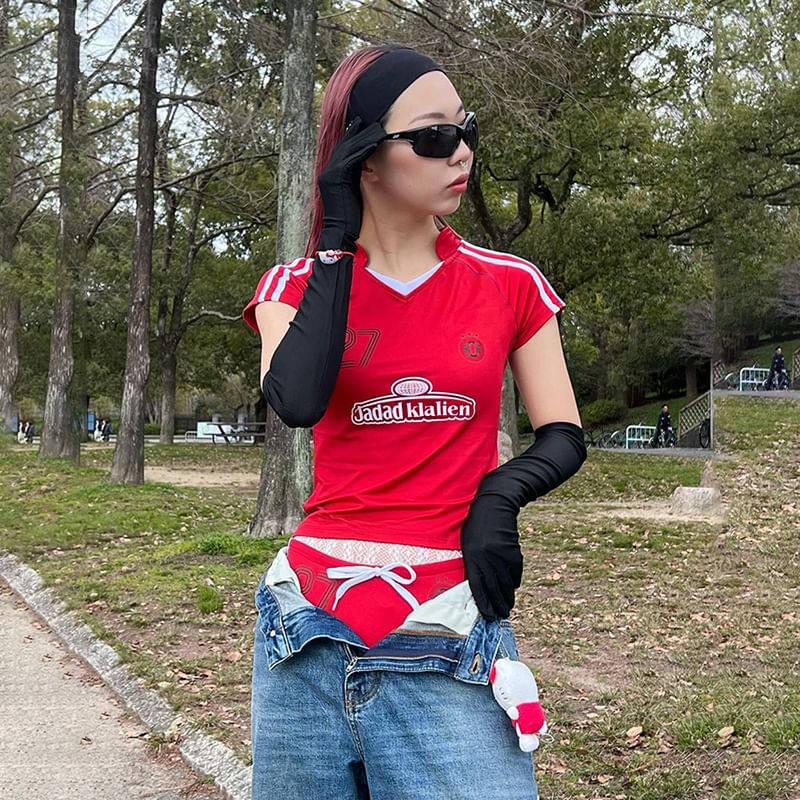 Bababy - Set: T-shirt met korte mouwen, V-hals, letters en nummering, gestreepte print + hotpants met trekkoord in de taille