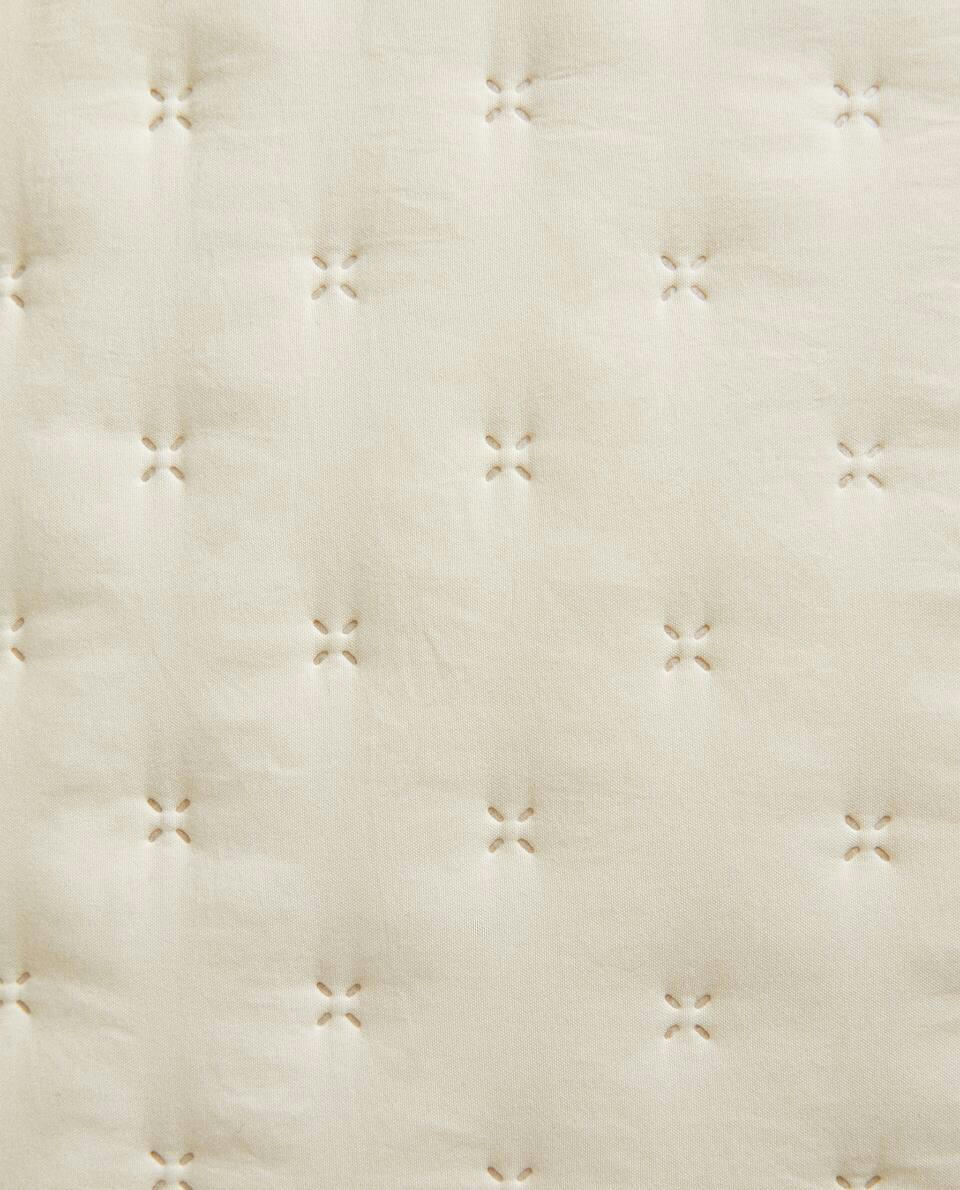 CAPA DE ALMOFADA ACOLCHOADA COM BOLINHAS