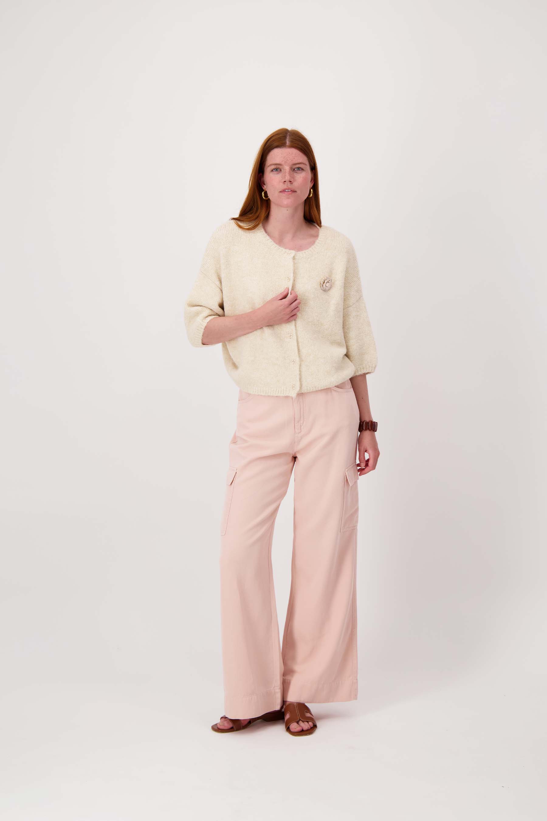zacht basis vest met vleermuis mouwen en broche