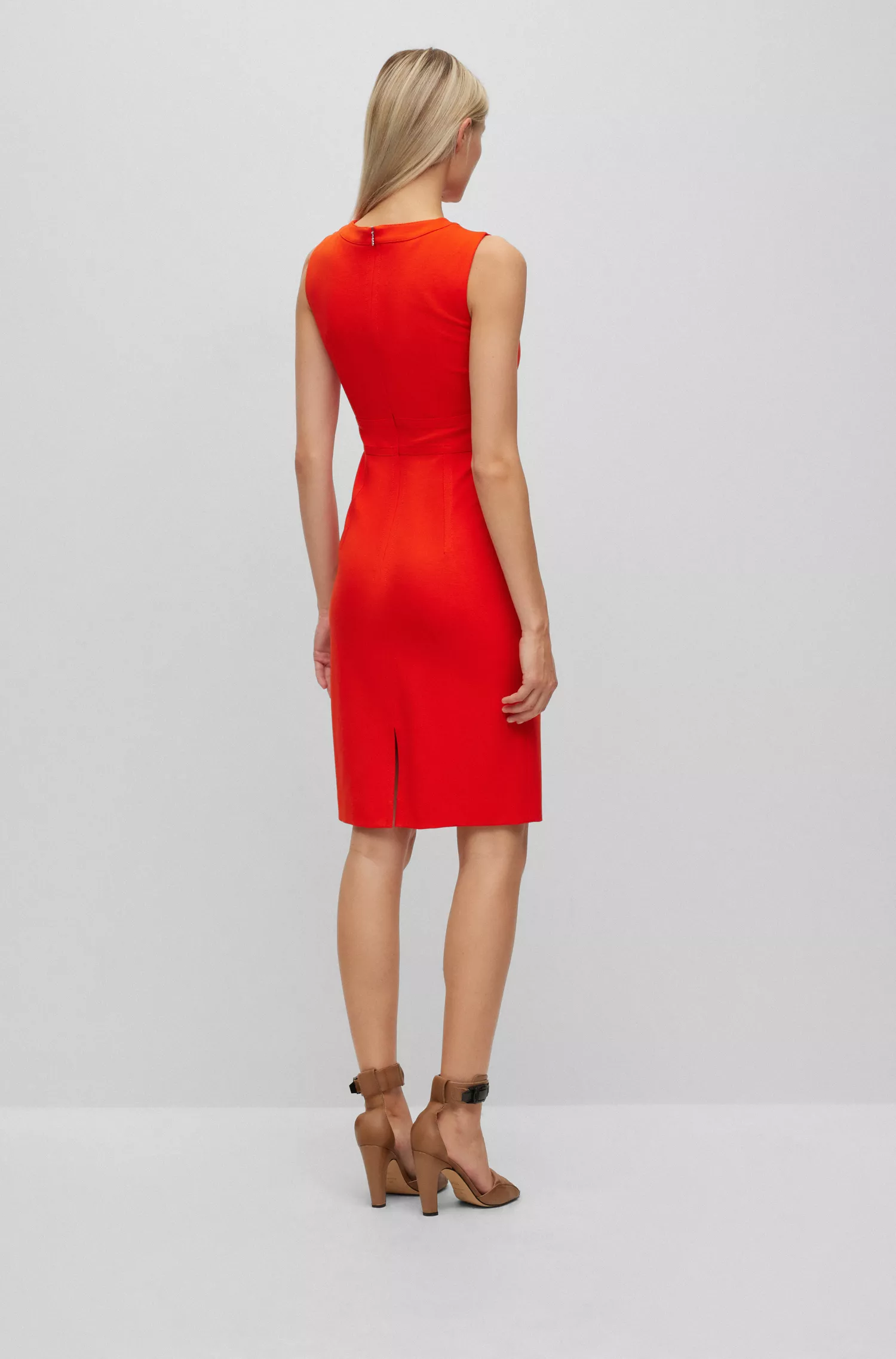 Vestido preto de alfaiataria BOSS com fenda frontal.