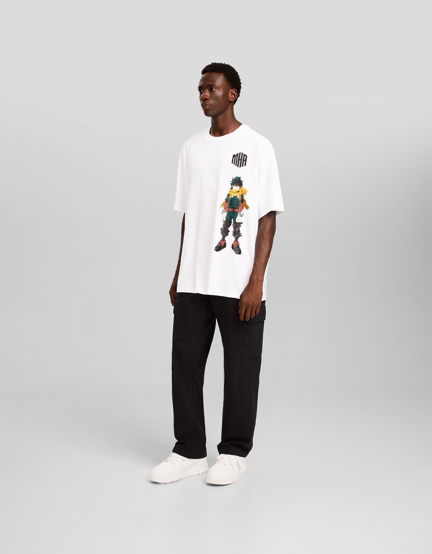 Camiseta de manga curta com modelagem quadrada inspirada em My Hero Academia e estampa.