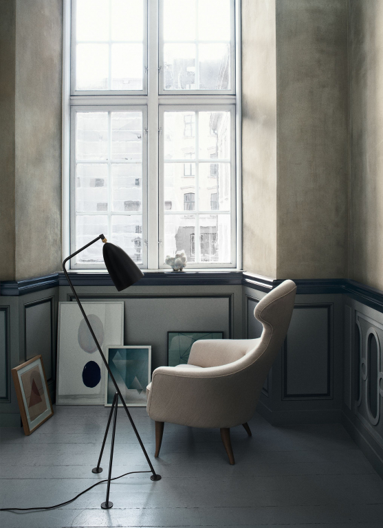 Gubi Gräshoppa vloerlamp warm grey