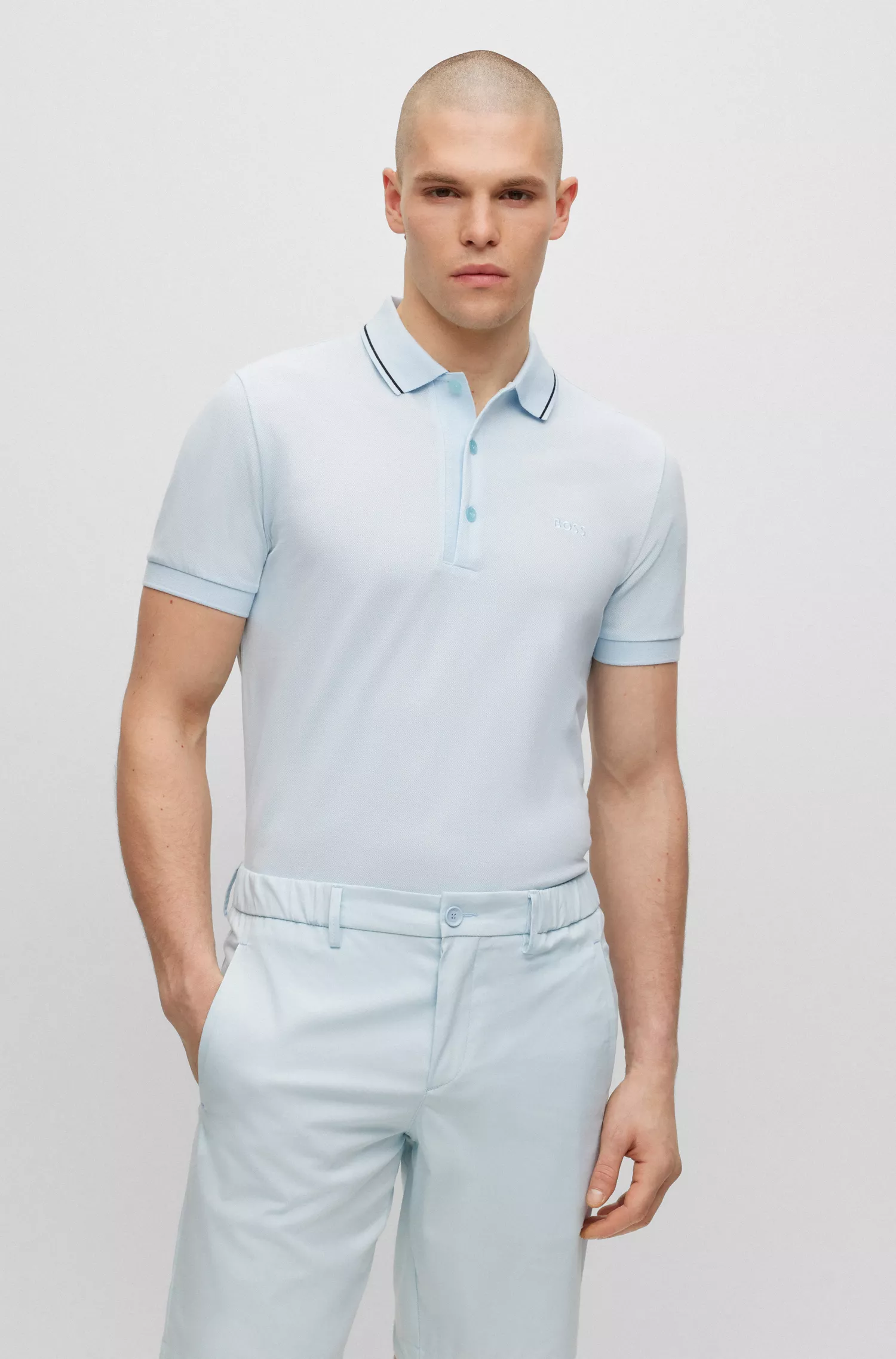 Camisa polo BOSS verde, corte slim, com detalhe da marca na gola.