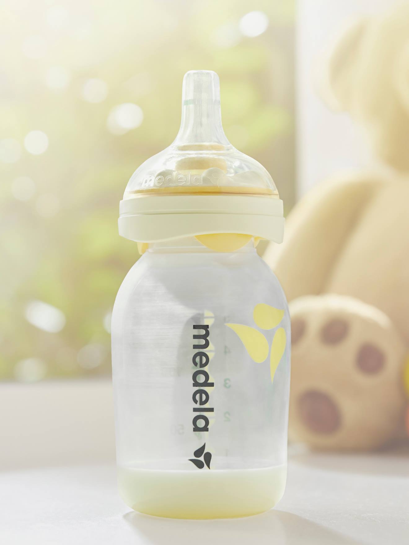 Mamadeira Medela de 150ml com bico de alimentação Calma® incolor.
