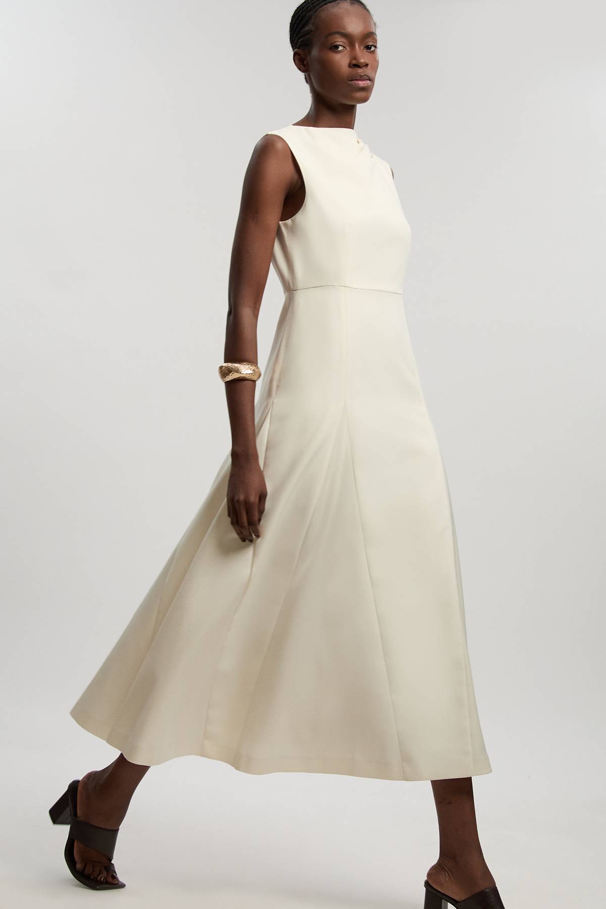 KarenMillen Robe Midi Cintrée En Satin À Jupe Évasée Avec Godets