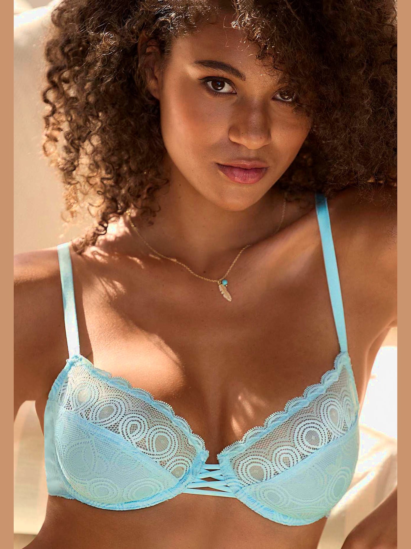 Soutien-gorge à armatures féminin avec laçage extravagant devant