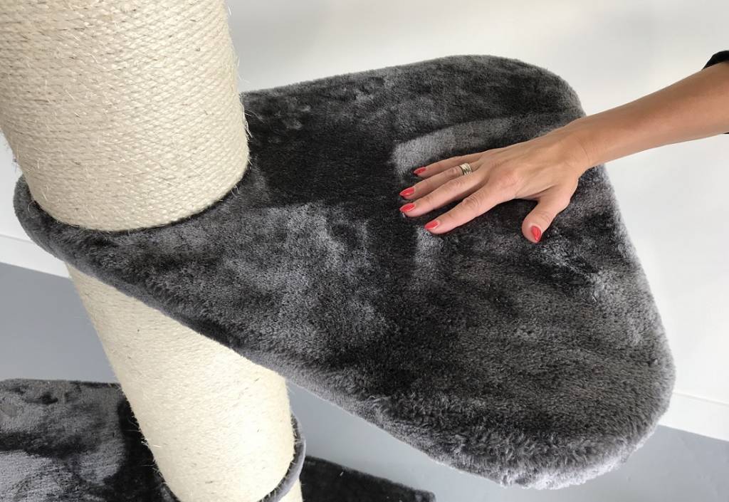 Arranhador para gatos Maine Coon Tower Plus, bege e preto.