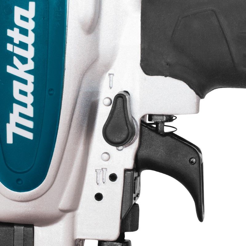Makita AT638A 8 bar Nietmachine (Narrow Crown) in koffer